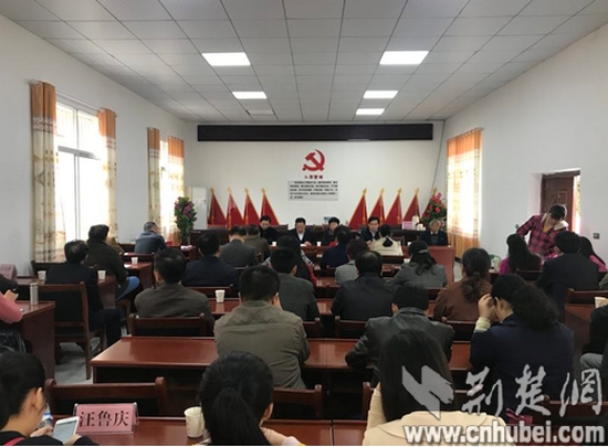 黄冈市政协主席洪再林带领政协机关干部60余人来麻城市歧亭镇大塘村开展第四个扶贫日活动,集中学习了十八届七中全会公报。_tn.jpg 黄冈市政协主席洪再林带领政协机关干部60余人来麻城市歧亭镇大塘村开展第四个扶贫日活动,集中学习了十八届七中全会公报。_tn.jpg