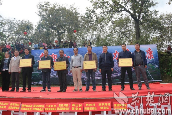 麻城盐田河镇举行喜迎十九大·合力奔小康活动_tn.jpg 麻城盐田河镇举行喜迎十九大·合力奔小康活动_tn.jpg