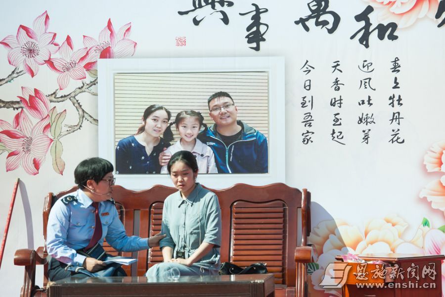 反映扶贫工作的小品《被盗》。